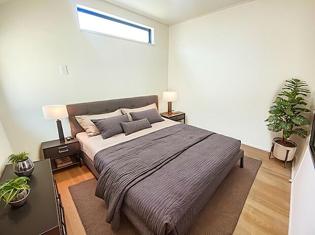 【居室】≪Room≫
穏やかな光が差し込む室内には、穏やかな時間が流れます。休日には、落ち着いた空間で自分の趣味を楽しむのはいかがですか。
※家具をCGで加工しています。家具付き販売ではございません。