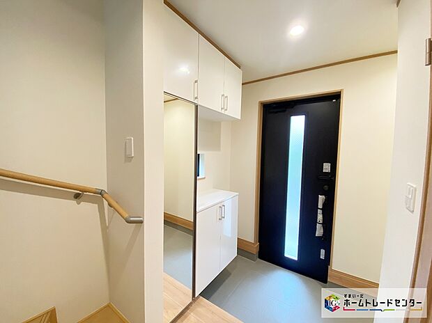 【玄関】≪Entrance≫
開放感のある玄関ホール。
お家を出る前に玄関ミラーで最終チェックをすることができます♪