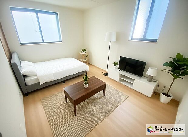 【居室】≪Room≫
穏やかな光が差し込む室内には、穏やかな時間が流れます。休日には、落ち着いた空間で自分の趣味を楽しむのはいかがですか。
※家具をCGで加工しています。家具付き販売ではございません。