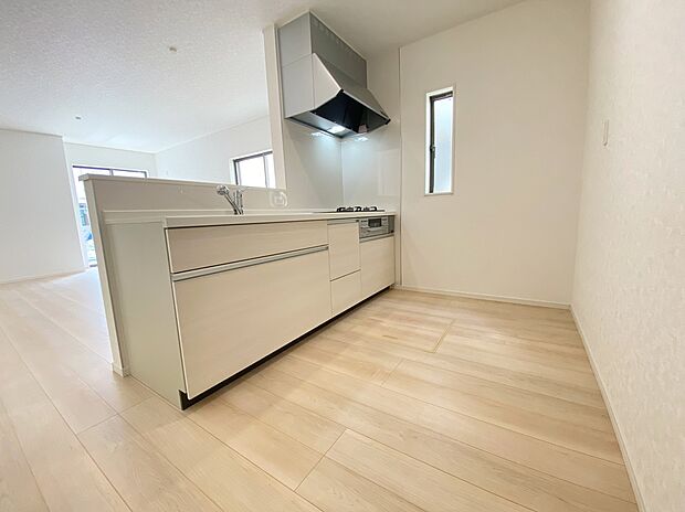 【キッチン】≪Kitchen≫
対面式キッチンですので、お食事の準備をしながらご家族との会話を楽しめます。
豊富な収納力もございますので、キッチンスペースをスッキリとお使い頂けそうです。