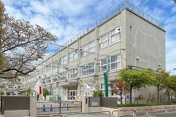足立区立西伊興小学校（約300m）