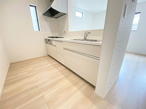 【キッチン】≪Kitchen≫
窓付きの明るく爽やかなキッチンスペース。床下収納もございますので、いつでもすっきりとお使い頂けそうです。