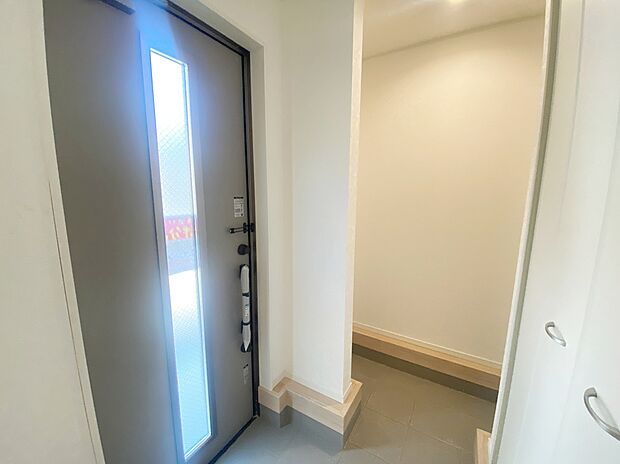 【玄関】≪Shoes in closet≫
玄関横のシューズクロークには、お部屋には持って入りたくないアウトドア用品の収納も可能です。