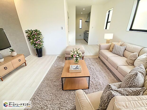 【リビング】≪Living room≫
広々としたLDKに、自分好みのインテリアでレイアウト。季節ごとに模様替えなども、楽しみの一つとなりそうです。
※家具をCGで加工しています。家具付き販売ではございません。