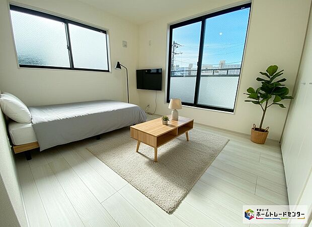 【居室】≪Room≫
2面採光を確保した明るい室内は、風通しも良く、大変居心地の良い空間となっております。
※家具をCGで加工しており、家具付き販売ではございません。