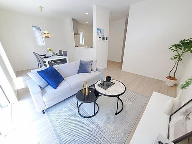 【リビング】広々とした開放感あふれるリビングです。ゆったり寛げる充分な広さがございます。ホームパーティのお客様が増えても、これだけ広いリビングなら大丈夫♪※家具付き販売ではありません。