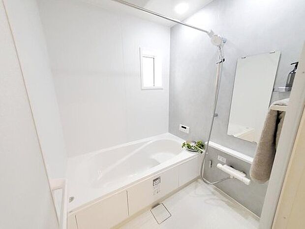 【浴室】窓付きのバスルームは、採光もあり明るく気持ちの良い空間です。窓があることで、換気環境も良好。掃除もスムーズに出来ます。浴室乾燥機付き♪