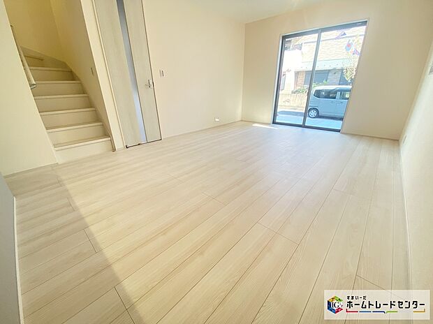 【リビング】≪Living room≫
お子様が走り回っても安心の広々リビングにはご家族との自然なコミュニケーションが生まれるリビングイン階段を採用!暖かい光が降り注ぐ、温もりあふれるお住まいです☆
