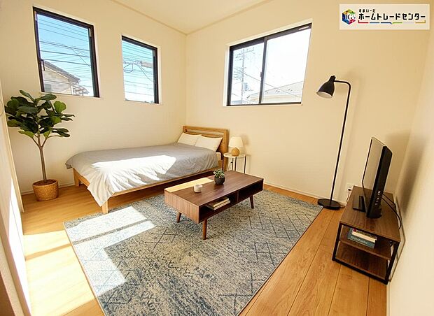 【居室】≪Room≫
穏やかな光が差し込む室内には、穏やかな時間が流れます。休日には、落ち着いた空間で自分の趣味を楽しむのはいかがですか。
※家具をCGで加工しています。家具付き販売ではございません。