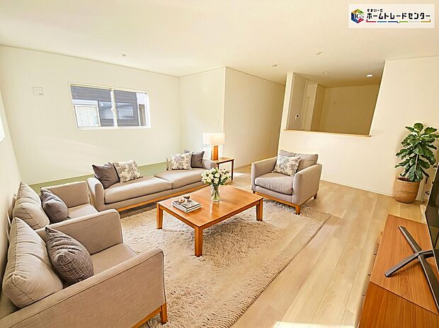 【リビング】≪Living room≫
採光良好なリビングは、ご家族の憩いの空間。居心地の良い快適な安らぎの場所にもなりそうです。
※家具をCGで加工しています。家具付き販売ではございません。