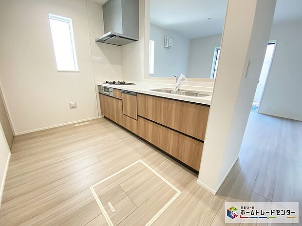 【キッチン】≪Kitchen≫
どこを開けても大容量収納のビッグスライドキッチン。圧力鍋やパスタ鍋などかさばる調理器具も楽々収納できます。