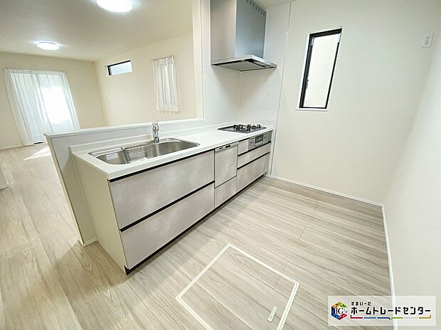 【キッチン】≪Kitchen≫
窓付きの明るく爽やかなキッチンスペース。床下収納もございますので、いつでもすっきりとお使い頂けそうです。