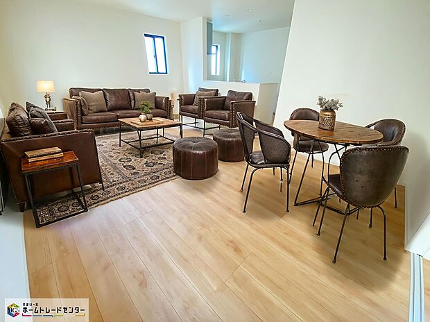 【リビング】≪Living room≫
ご家族との自然なコミュニケーションが生まれる対面キッチンを採用!暖かい光が降り注ぐ、温もりあふれるお住まいです☆
※家具をCGで加工しており、家具付き販売ではございません。