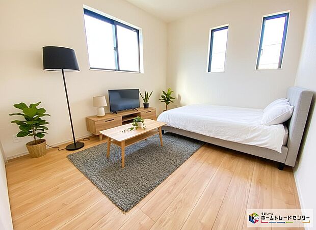 【居室】≪Room≫
穏やかな光が差し込む室内には、穏やかな時間が流れます。休日には、落ち着いた空間で自分の趣味を楽しむのはいかがですか。
※家具をCGで加工しています。家具付き販売ではございません。