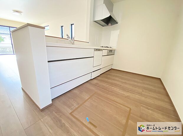 【キッチン】≪Kitchen≫
日々のお料理のしやすさはもちろん、お子様と一緒に並んで料理も楽しめちゃう広々キッチン♪ご飯のおいしい香りにひかれて家族との会話も弾みます！！