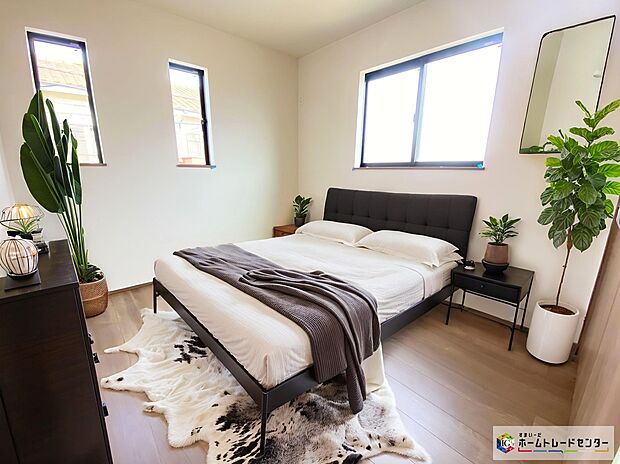 【居室】≪Room≫
穏やかな光が差し込む室内には、穏やかな時間が流れます。休日には、落ち着いた空間で自分の趣味を楽しむのはいかがですか。
※家具をCGで加工しています。家具付き販売ではございません。