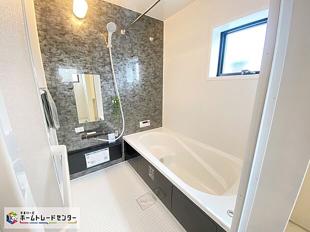 【浴室】≪Bathroom≫
１日の疲れた体を癒せるシステムバス。窓もあるので湿気もこもりません。雨の日のお洗濯も安心な「浴室乾燥機」つき♪