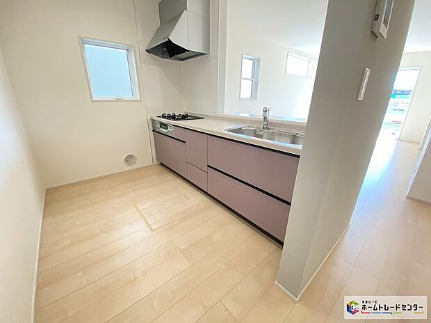 【キッチン】≪Kitchen≫
対面式キッチンからは、リビングにいるご家族の様子が一目で分かります。小さいお子様がいても安心です。