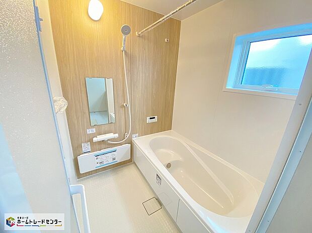 【浴室】≪Bathroom≫
１日の疲れた体を癒せるシステムバス。窓もあるので湿気もこもりません。雨の日のお洗濯も安心な「浴室乾燥機」つき♪