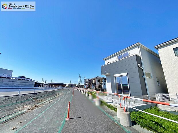 【前面道路含む現地写真】≪一戸建ての大きなメリットは、「自分の土地」を自由に使えること！≫好きなペットが飼えるほか、ガーデニングやＤＩＹ、車やバイクの手入れなど様々な趣味を楽しめます♪


