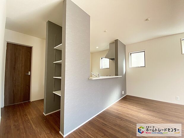 【LDK収納】≪Storage≫
家族の共用物入にもなる、奥行のあるリビング収納。
ずっと住み続ける家だから、暮らしやすさも大切に考えています。