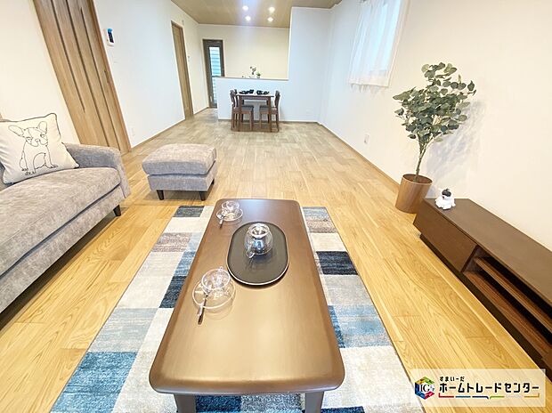 【リビング】≪Living room≫
ご家族との自然なコミュニケーションが生まれる対面キッチンを採用！暖かい光が降り注ぐ、温もりあふれるお住まいです☆