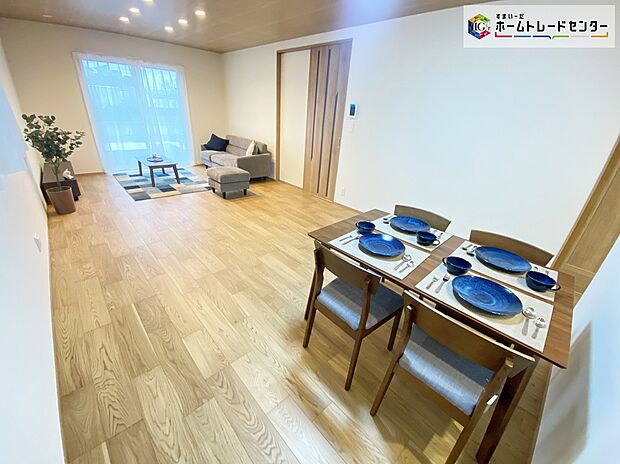 【リビング】≪Living room≫
暖かな雰囲気のＬＤＫはご家族が自然と集まる穏やかな暮らしがイメージできますね。明るいリビングで家族団らんの時間を楽しみましょう！！