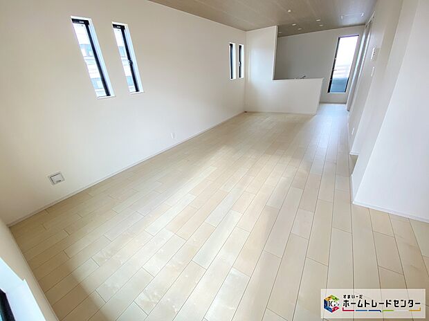 【リビング】≪Living room≫
広々とした開放感あふれるリビングです。ゆったり寛げる充分な広さがございますので、ご家族でインテリアのレイアウトを考えるのも楽しみになりそうです☆