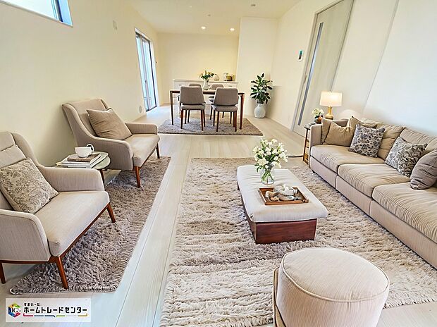 【リビング】≪Living room≫
広々としたLDKに、自分好みのインテリアでレイアウト。季節ごとに模様替えなども、楽しみの一つとなりそうです。
※家具をCGで加工しており、家具付き販売ではございません。