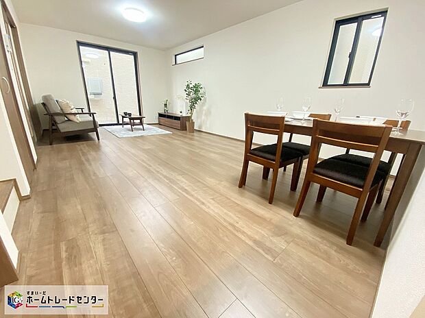 【リビング】≪Living room≫
暖かな雰囲気のＬＤＫはご家族が自然と集まる穏やかな暮らしがイメージできますね。明るいリビングで家族団らんの時間を楽しみましょう！！