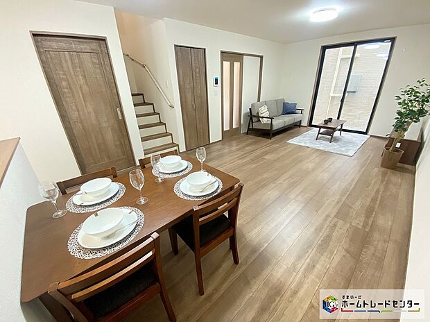 【リビング】≪Living room≫
ご家族との自然なコミュニケーションが生まれるリビングイン階段を採用！暖かい光が降り注ぐ、温もりあふれるお住まいです☆