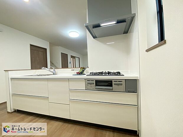 【キッチン】≪Kitchen≫
対面式キッチンですので、お食事の準備をしながらご家族との会話を楽しめます♪
豊富な収納力もございますので、キッチンスペースをスッキリとお使い頂けそうです。