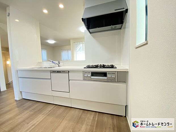 【キッチン】≪Kitchen≫
家事を手助けする食洗機付システムキッチン採用！対面式キッチンですので、お食事の準備をしながらご家族との会話を楽しめます♪