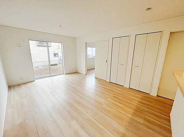 【リビング】採光良好なリビングは、ご家族の憩いの空間。居心地の良い快適な安らぎの場所にもなりそうです。