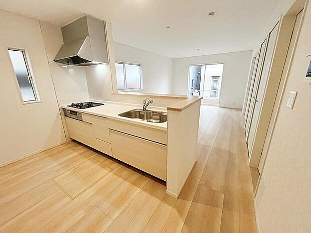 【キッチン】窓付きの明るく爽やかなキッチンスペース。床下収納もございますので、いつでもすっきりとお使い頂けそうです。