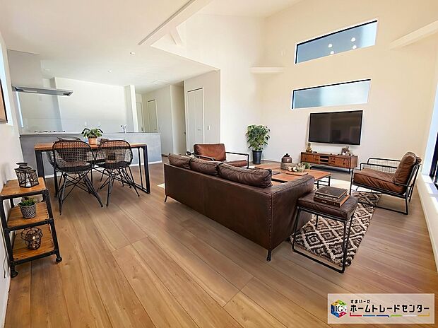 【リビング】≪Living room≫
2階リビングの屋根の傾斜を利用した高さのある勾配天井。
空間を最大限に利用した解放感のあるリビングです♪
※家具をCGで加工しており、家具付き販売ではございません。