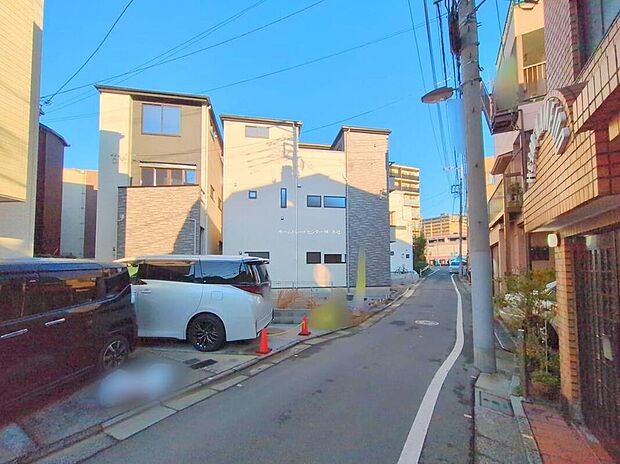 【前面道路含む現地写真】≪ぜひあなたの目で、実際のお部屋をお確かめ下さい☆≫
外からの視線が届きにくいプライバシーが守られやすい2階リビング!陽当りが良く開放感があるので、ご家族皆様でゆったりとお過ごしいただけます♪