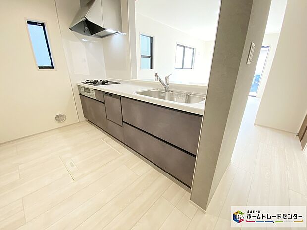 【キッチン】≪Kitchen≫
対面式キッチンからは、リビングにいるご家族の様子が一目で分かります。小さいお子様がいても安心です。