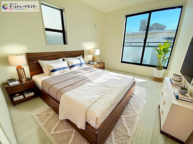 【居室】≪Room≫
2面採光を確保した明るい室内は、風通しも良く、大変居心地の良い空間となっております。
※家具をCGで加工しています。家具付き販売ではございません。