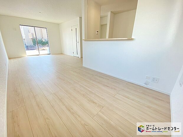 【リビング】≪Living room≫
自然光に包まれたリビング。あふれる陽光の輝き、子どもたちの笑顔も光り輝いて見えますね☆