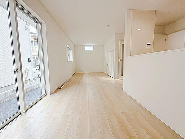 【リビング】広々とした開放感あふれるリビングです。ゆったり寛げる充分な広さがございますので、ご家族でインテリアのレイアウトを考えるのも楽しみになりそうです♪