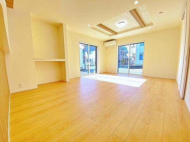 【リビング】採光良好なリビングは、ご家族の憩いの空間。居心地の良い快適な安らぎの場所にもなりそうです。天井部分は折上天井となっており、お部屋が広く見え開放感が生まれます☆