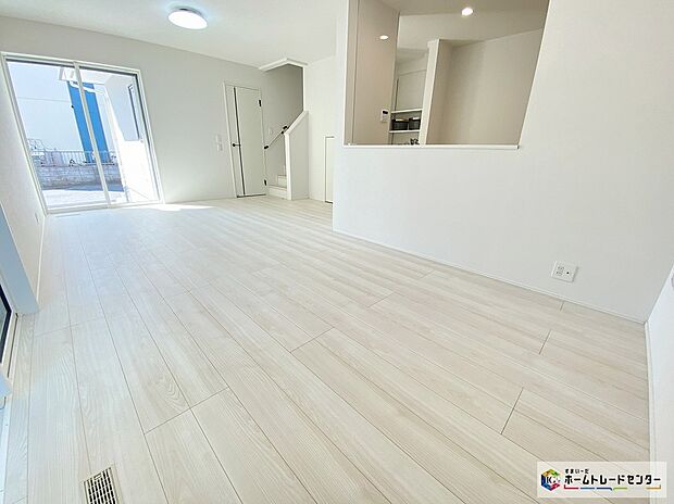 【リビング】≪Living room≫
広々とした開放感あふれるリビングです。ゆったり寛げる充分な広さがございます。ホームパーティのお客様が増えても、これだけ広いリビングなら大丈夫♪