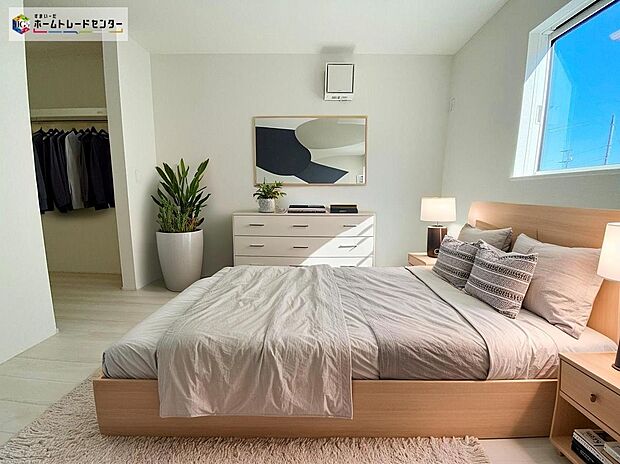 【居室】≪Room≫
陽光が心地良いプライベートルーム♪明るめのフローリングですので、壁紙ともマッチし、お部屋を更に広く見せてくれる効果も。
※家具をCGで加工しており、家具・衣類付き販売ではございません。