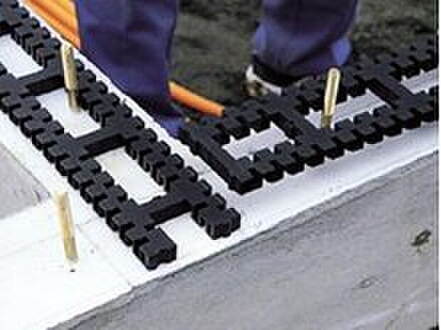 【【基礎パッキン】】基礎と土台を絶縁することで、腐朽菌や、シロアリの被害を未然に防ぎ、建物の耐久性や建材の持つ性能を十分に発揮させます。　キソパッキンロングを通して、基礎全周から床下内へ自然の風を送り込みます。