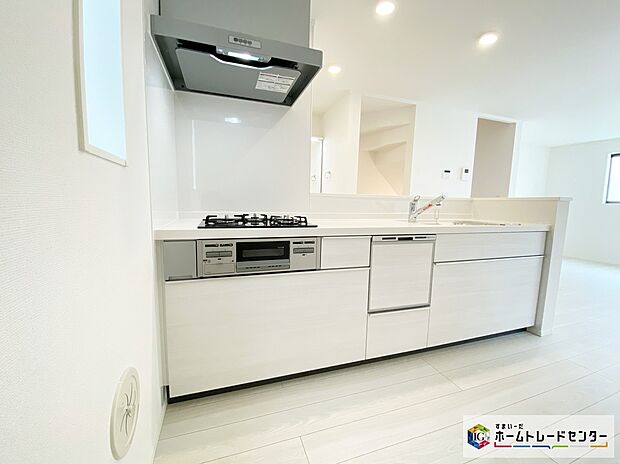 【キッチン】≪Kitchen≫
ビルトイン式の食器洗い乾燥機を標準設置しています。家事の手間を大幅に削減してくれるお役立ちアイテムは、洗浄力が高いうえ、除菌効果にも優れております♪