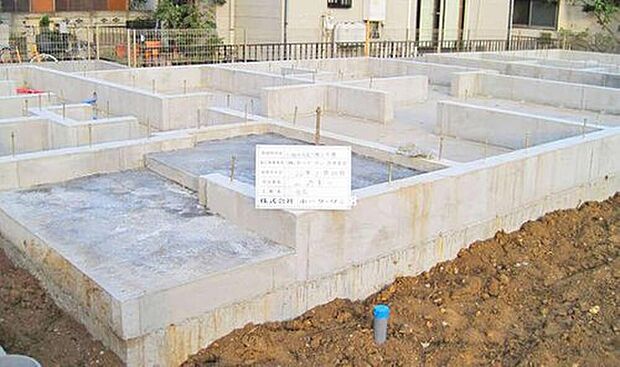 【【ベタ基礎】】面で支える耐震性のあるベタ基礎。また、基礎幅150mmと基準値の120mmよりも厚くし、より地震に強い住まいを実現できます。


