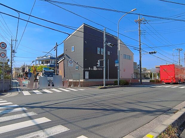 【前面道路含む現地写真】≪見学予約ができます！≫
新築一戸建て　家族の笑い声が自然と生まれます！