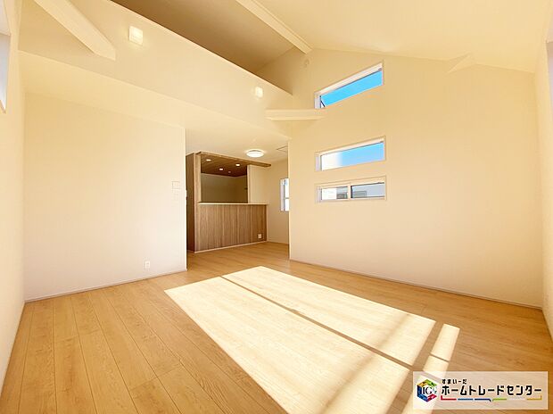 【リビング】≪Living room≫
採光良好なリビングは、ご家族の憩いの空間。居心地の良い快適な安らぎの場所にもなりそうです。天井部分は折上天井となっており、お部屋が広く見え開放感が生まれます☆