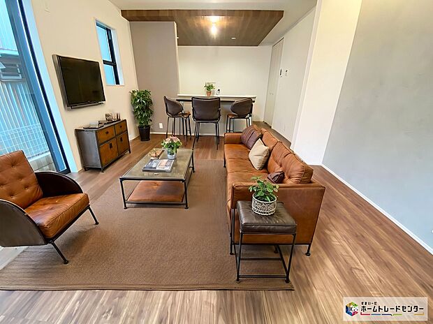 【リビング】≪Living room≫
お子様が走り回っても安心の広々リビングにはご家族との自然なコミュニケーションが生まれる対面キッチンを採用！
※家具をCGで加工しており、家具付き販売ではございません。